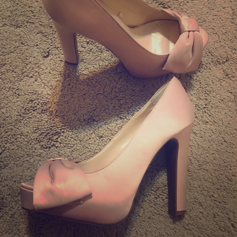 Light pink guess heels size 7 🙃